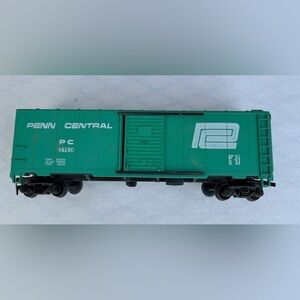 HO scale penn central box car greens and white train